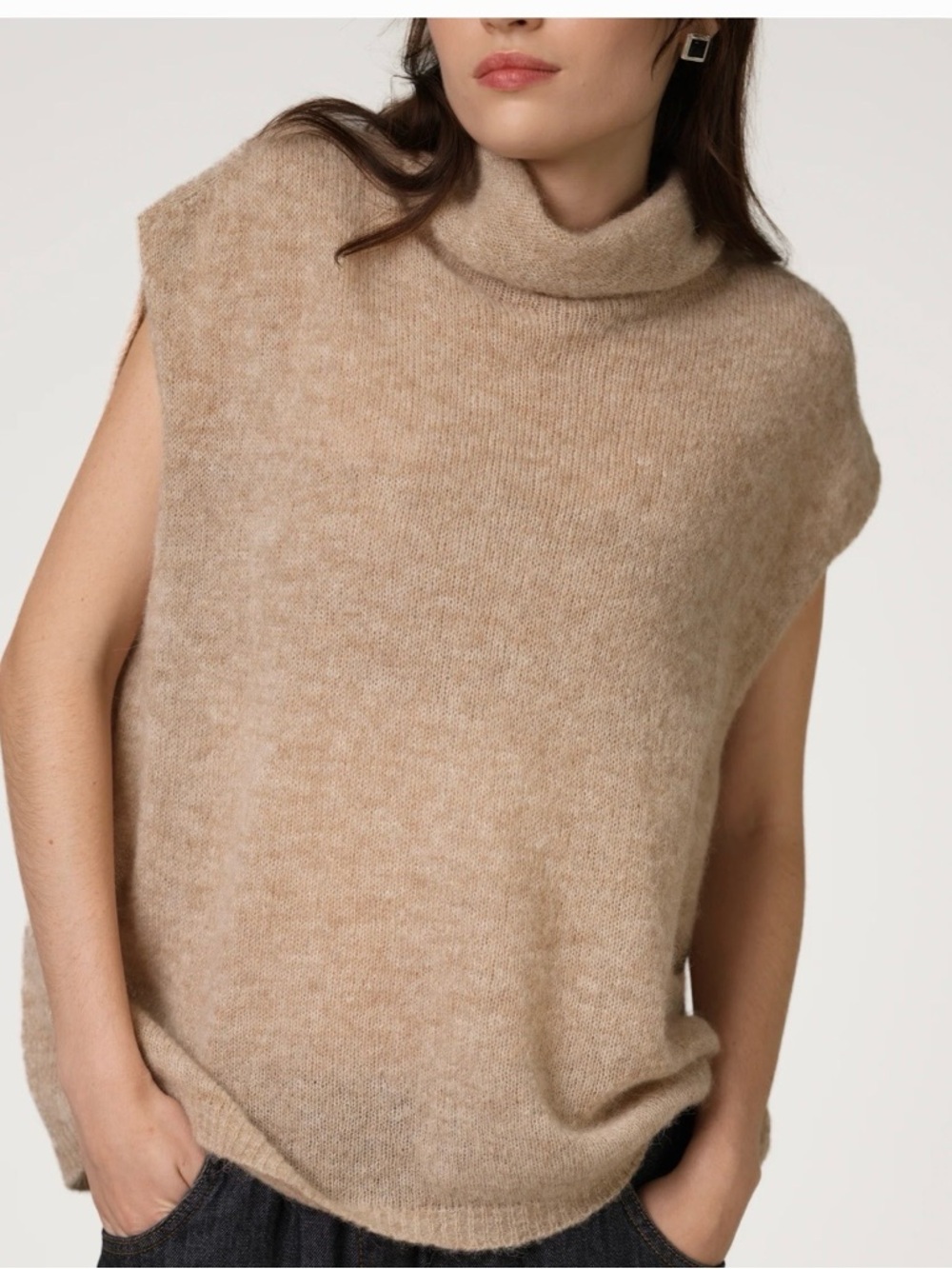 JAKI NyxSleeveless Turtleneck | Beige
Alpaca-Wool Blend